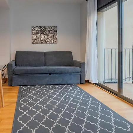 2 Bedroom With Balcony In Eixample 1-1 * Barcelona
